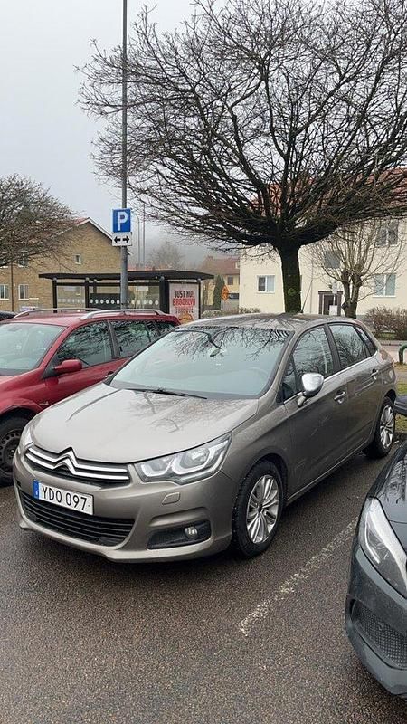 Grå Begagnad 2016 Citroën C4 Halvkombi | 69 900 kr (Bra pris) - Bild 1/4