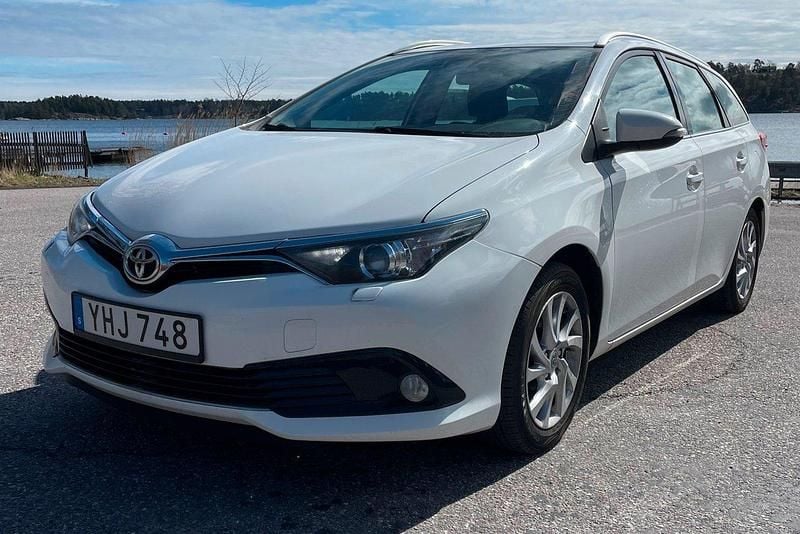 Vit Begagnad 2016 Toyota Auris Touring Sports Kombi | 89 900 kr (Bra pris) - Bild 1/4
