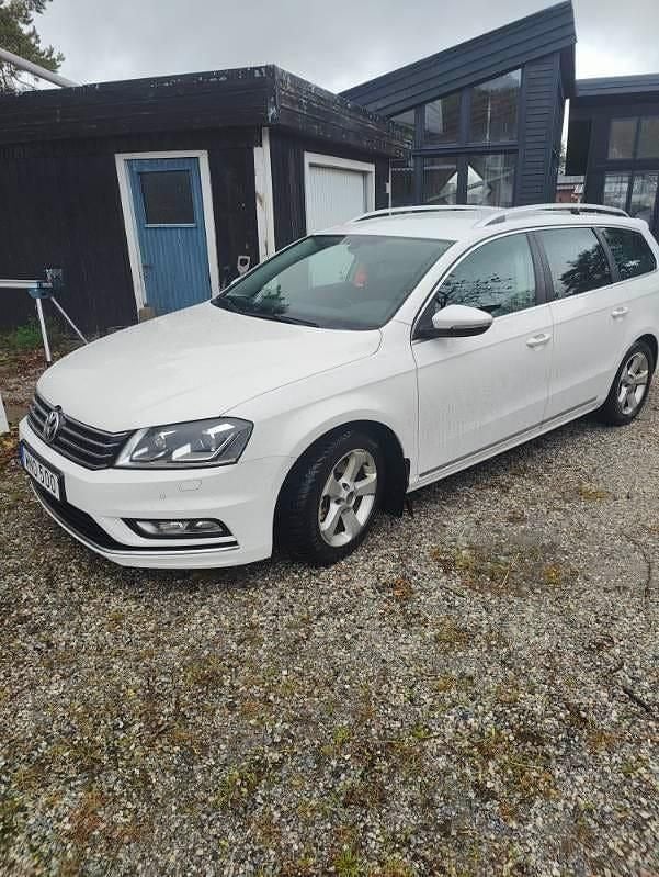 Vit Begagnad 2015 VW Passat Kombi | 115 000 kr (Superpris) - Bild 1/3