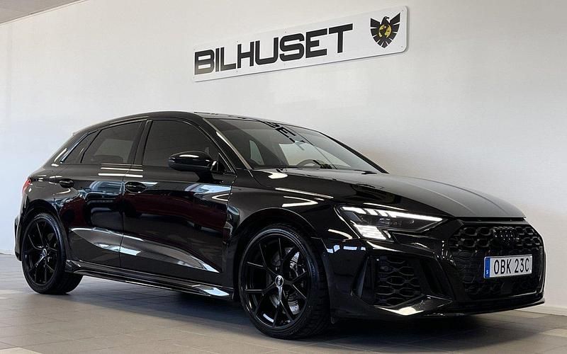 Svart Begagnad 2024 Audi RS3 Halvkombi | 619 900 kr (Bra pris) - Bild 1/4