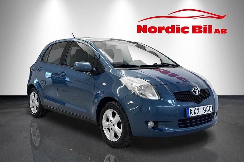 Grå Begagnad 2007 Toyota Yaris Halvkombi | 49 900 kr (Lite dyr) - Bild 1/4