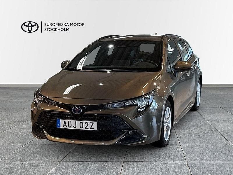 Grön Begagnad 2024 Toyota Corolla Active Kombi | 289 900 kr (Marknadspris) - Bild 1/4