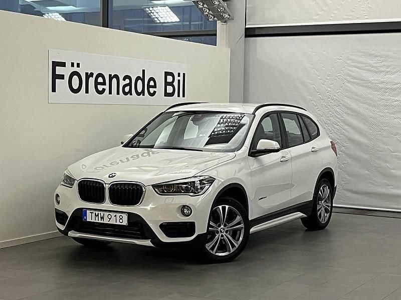 Vit (alpinvit) Begagnad 2017 BMW X1 Sport Line SUV | 239 000 kr (Marknadspris) - Bild 1/4
