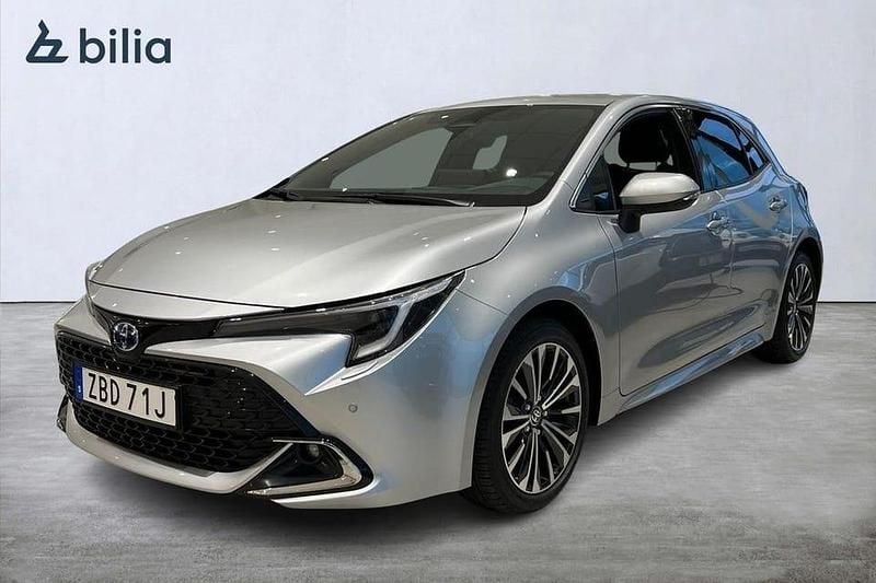 Begagnad Toyota Corolla Hybrid Style 141 HK (103 kW) 2024 Silver Halvkombi