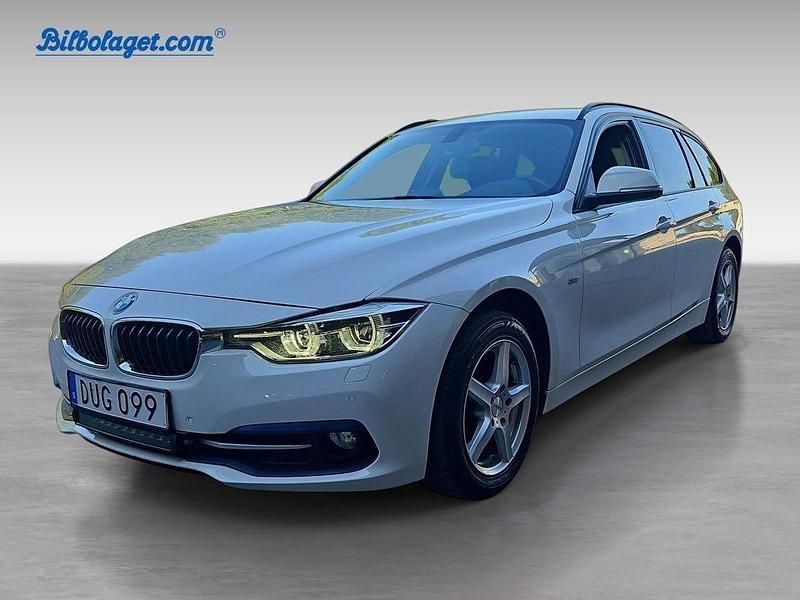 Vit Begagnad 2016 BMW 320 Kombi | 169 900 kr (Marknadspris) - Bild 1/4