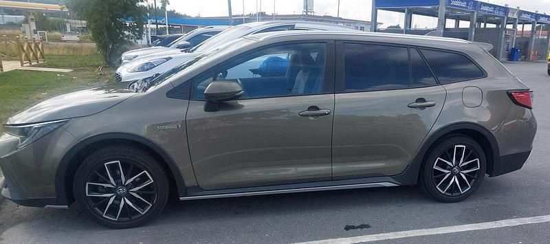 Grön Begagnad 2021 Toyota Corolla Kombi | 236 000 kr (Marknadspris) - Bild 1/4