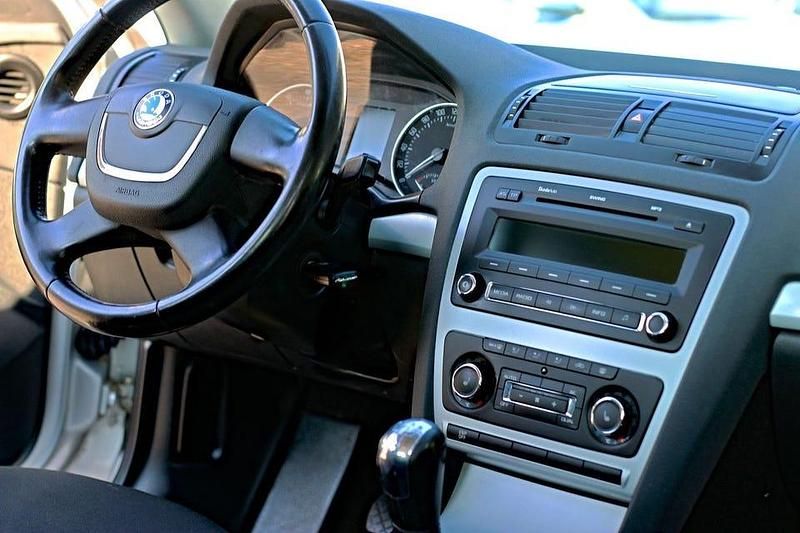 Silver Begagnad 2009 Skoda Octavia Kombi | 54 900 kr (Marknadspris) - Bild 1/4