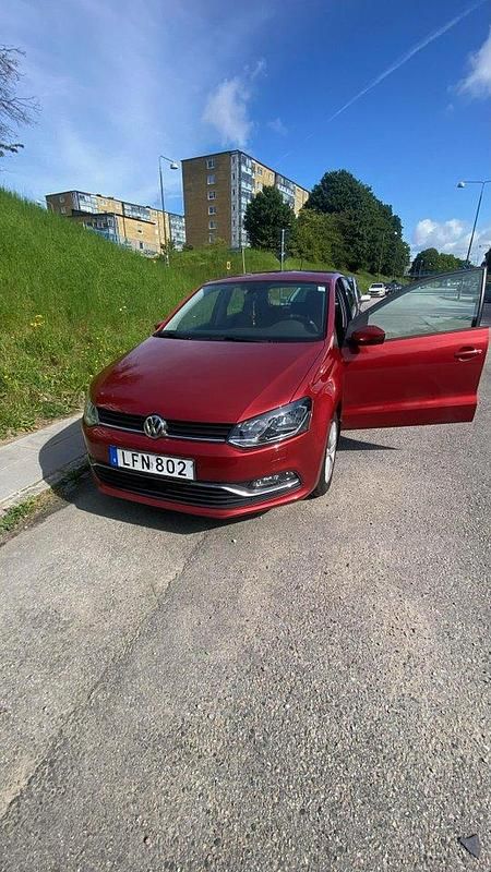 Röd Begagnad 2016 VW Polo Halvkombi | 135 000 kr (Marknadspris) - Bild 1/4