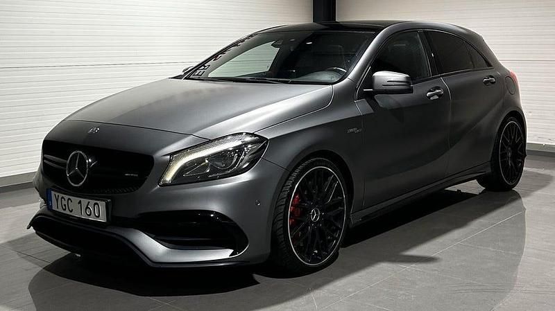 Grå Begagnad 2016 Mercedes A45 AMG AMG Halvkombi | 259 900 kr (Marknadspris) - Bild 1/4