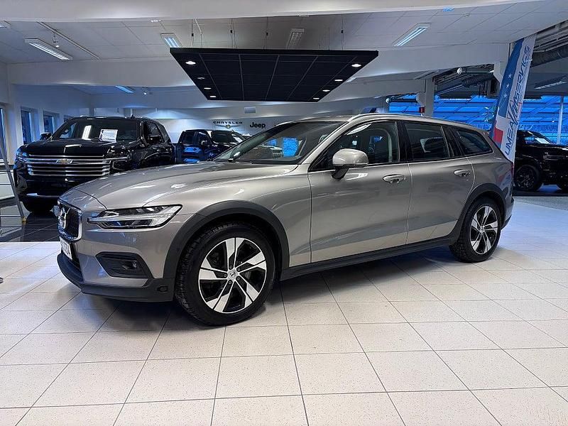 Pebble grey Begagnad 2018 Volvo V60 CC Kombi | 269 000 kr (Marknadspris) - Bild 1/4