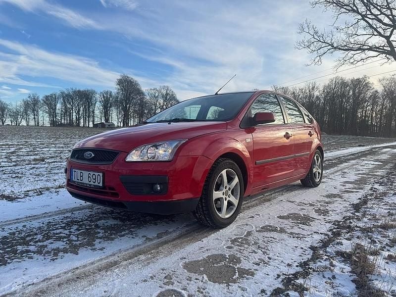 Röd Begagnad 2007 Ford Focus Halvkombi | 14 900 kr (Bra pris) - Bild 1/4