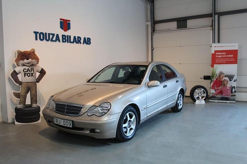 Ljusbrun (brun) Begagnad 2003 Mercedes C180 Sedan | 25 000 kr (Marknadspris) - Bild 1/4