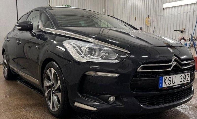 Grå Begagnad 2013 Citroën DS5 Halvkombi | 115 000 kr (Marknadspris) - Bild 1/4