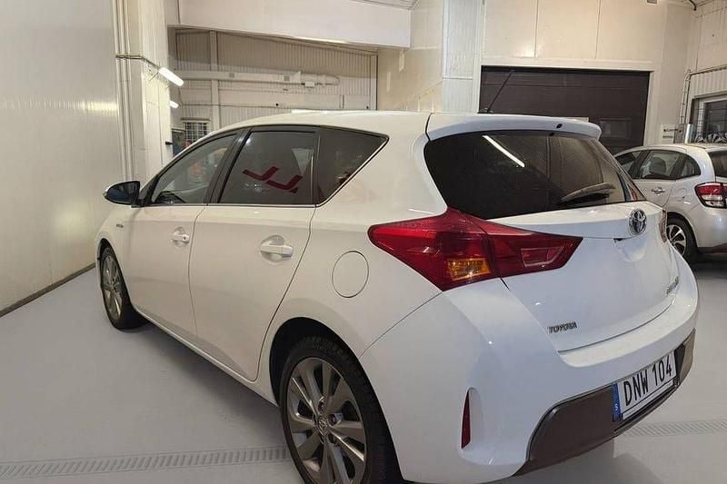 Begagnad Toyota Auris Hybrid Edition 136 HK (100 kW) 2014 Vit Halvkombi