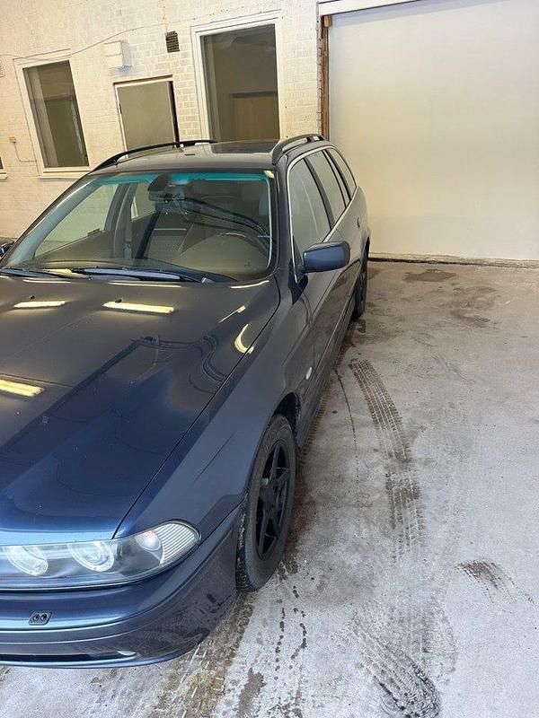 Begagnad BMW 520 170 HK (125 kW) 2002 Mörkblå Kombi