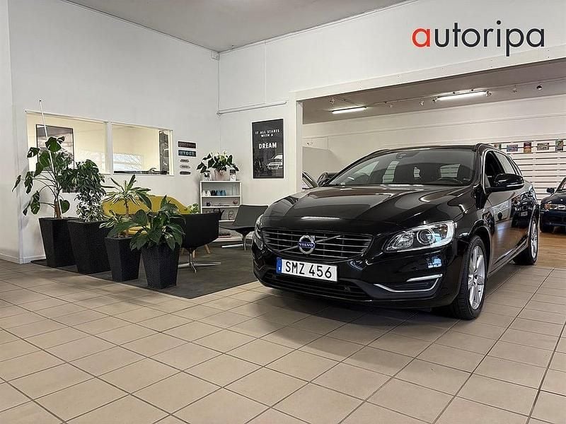 Svart Begagnad 2018 Volvo V60 Momentum Kombi | 159 900 kr (Bra pris) - Bild 1/4
