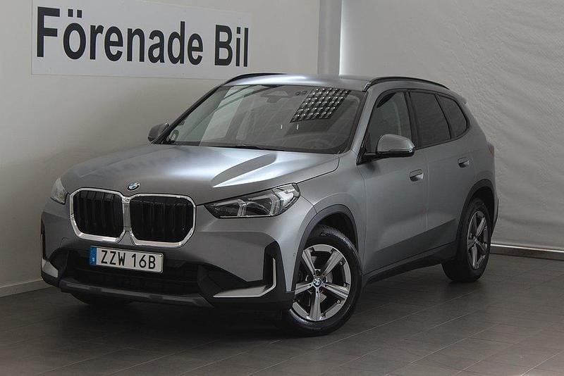Grå (frozen pure grå metallic) Begagnad 2022 BMW X1 Comfort Edition SUV | 379 000 kr (Marknadspris) - Bild 1/4