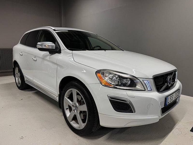 Vit Begagnad 2011 Volvo XC60 R-Design SUV | 209 900 kr (Dyr) - Bild 1/4