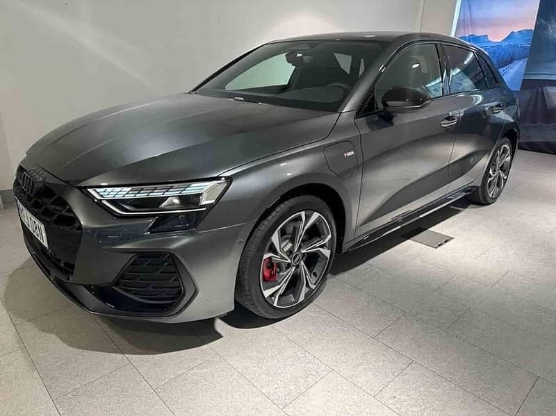Grå Ny 2026 Audi A3 Sportback e-tron Sedan | 590 200 kr - Bild 1/1