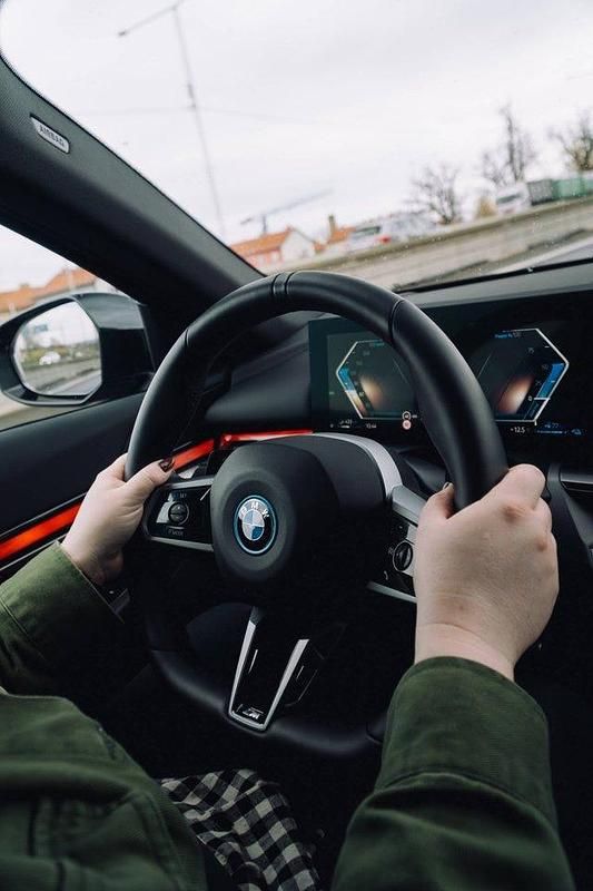 Begagnad BMW 530 M Sport 299 HK (219 kW) 2025 Safirsvart metallic Kombi