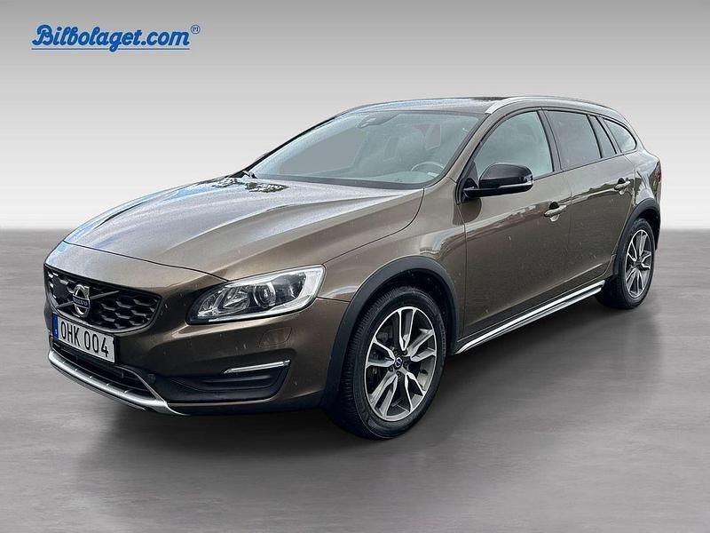 Brun Begagnad 2017 Volvo V60 CC Summum Kombi | 219 900 kr (Marknadspris) - Bild 1/4