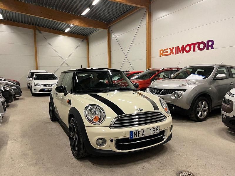 Vit Begagnad 2012 Mini Cooper D Halvkombi | 109 900 kr (Marknadspris) - Bild 1/4