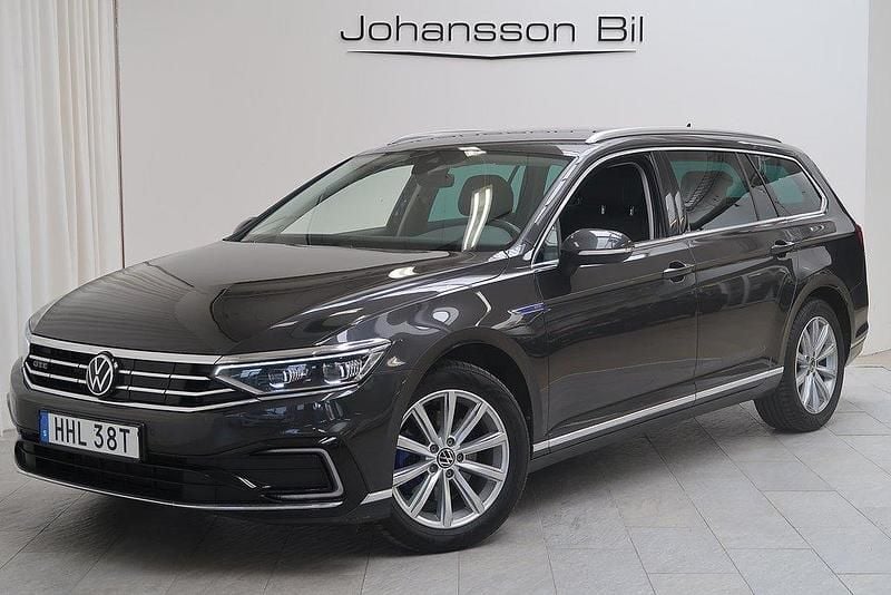 Mörkgrå Begagnad 2020 VW Passat Executive Kombi | 199 900 kr (Marknadspris) - Bild 1/4