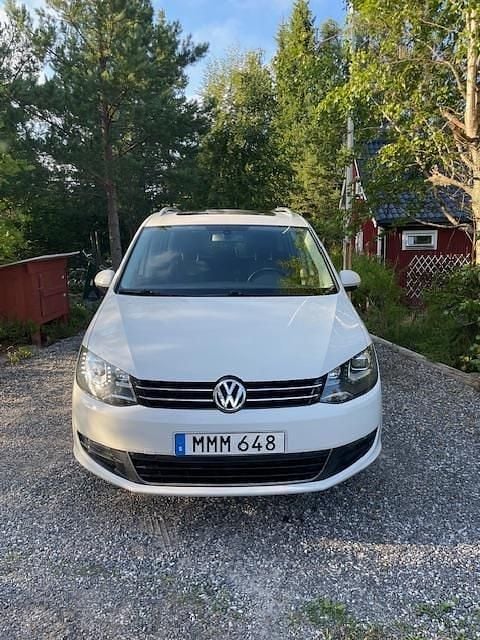 Vit Begagnad 2014 VW Sharan Minibuss | 128 000 kr (Marknadspris) - Bild 1/4