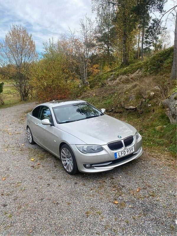 Begagnad 2011 BMW 320 Comfort Edition Sportkupé | 79 000 kr (Marknadspris) - Bild 1/4