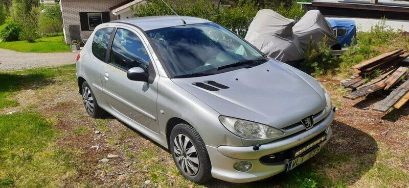 Grå Begagnad 2005 Peugeot 206 Halvkombi | 5 000 kr (Superpris) - Bild 1/4