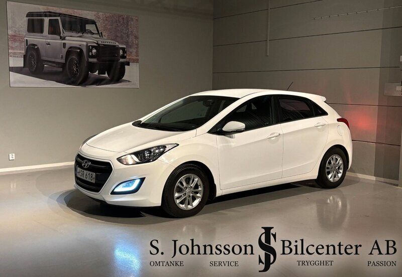 Vit Begagnad 2015 Hyundai i30 Halvkombi | 69 900 kr (Bra pris) - Bild 1/4