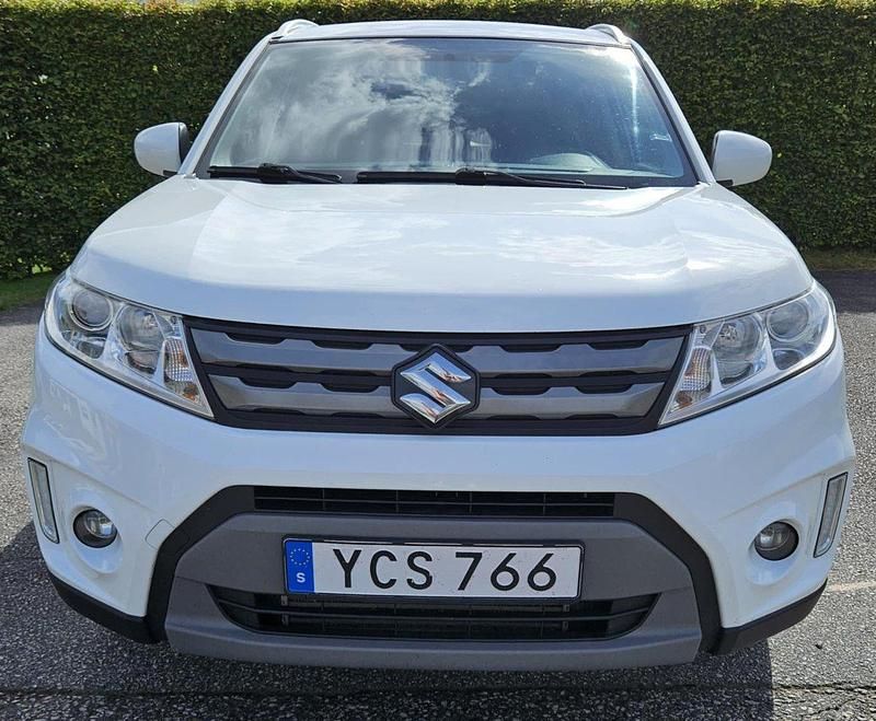 Vit Begagnad 2016 Suzuki Vitara GL SUV | 128 000 kr (Marknadspris) - Bild 1/4