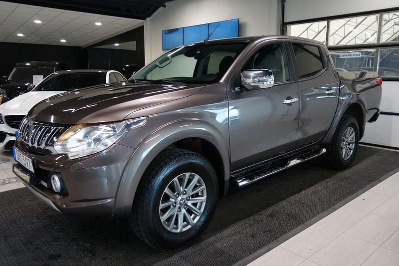 Brun Begagnad 2016 Mitsubishi L200 Comfort Edition Pickup | 223 750 kr (Marknadspris) - Bild 1/4