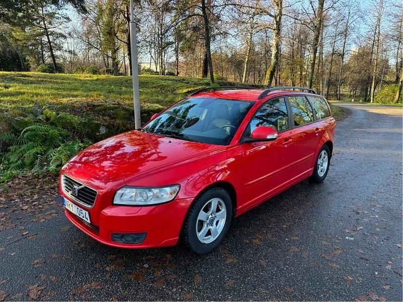 Röd Begagnad 2010 Volvo V50 Momentum Kombi | 33 000 kr (Bra pris) - Bild 1/4