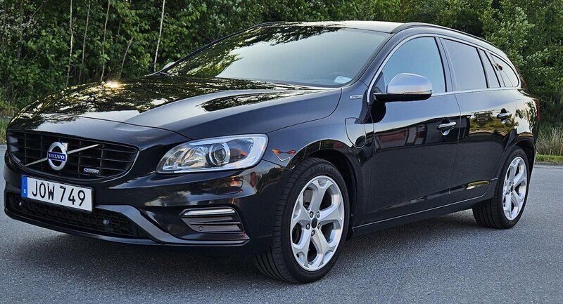 Svart Begagnad 2015 Volvo V60 R-Design Momentum Kombi | 139 900 kr (Marknadspris) - Bild 1/4