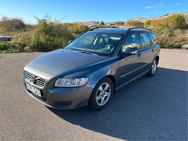 Grå Begagnad 2011 Volvo V50 Kinetic Kombi | 40 000 kr (Superpris) - Bild 1/4