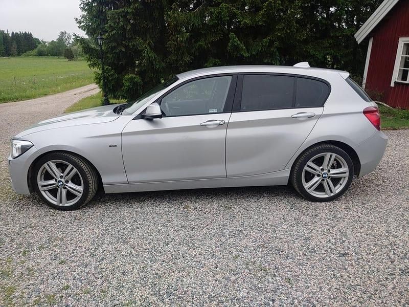 Begagnad 2014 BMW 118 Halvkombi | 98 000 kr (Marknadspris) - Bild 1/4