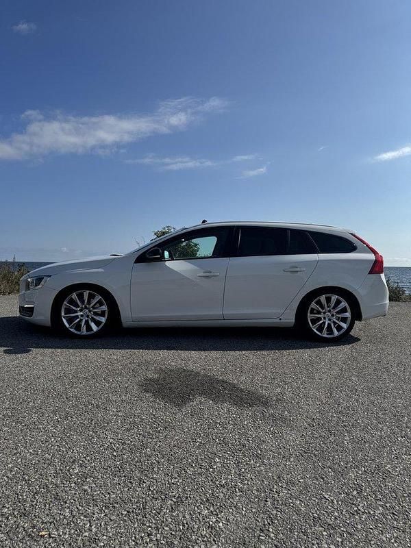 Vit Begagnad 2014 Volvo V60 Summum Kombi | 119 000 kr (Marknadspris) - Bild 1/4