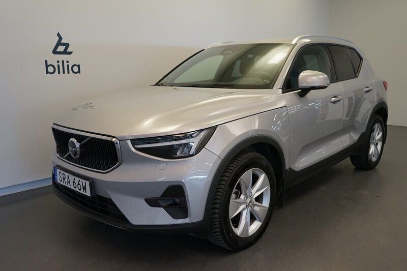 Silver Begagnad 2024 Volvo XC40 Core SUV | 348 500 kr (Bra pris) - Bild 1/3