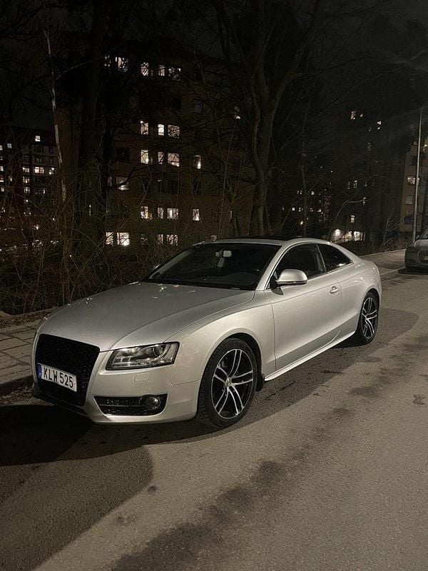 Silver Begagnad 2009 Audi A5 Comfort Sportkupé | 75 000 kr (Bra pris) - Bild 1/4