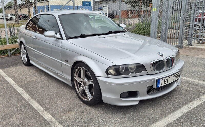 Grå Begagnad 2003 BMW 325 M Sport Sportkupé | 85 000 kr (Superpris) - Bild 1/4