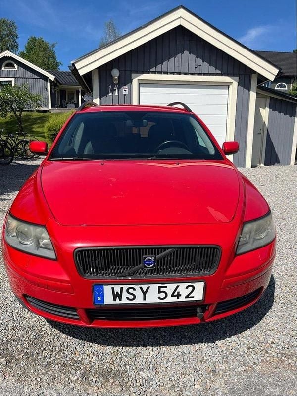 Röd Begagnad 2005 Volvo V50 Kombi | 12 000 kr (Bra pris) - Bild 1/4
