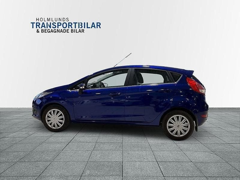 Begagnad Ford Fiesta Titanium 101 HK (74 kW) 2015 Blå Halvkombi