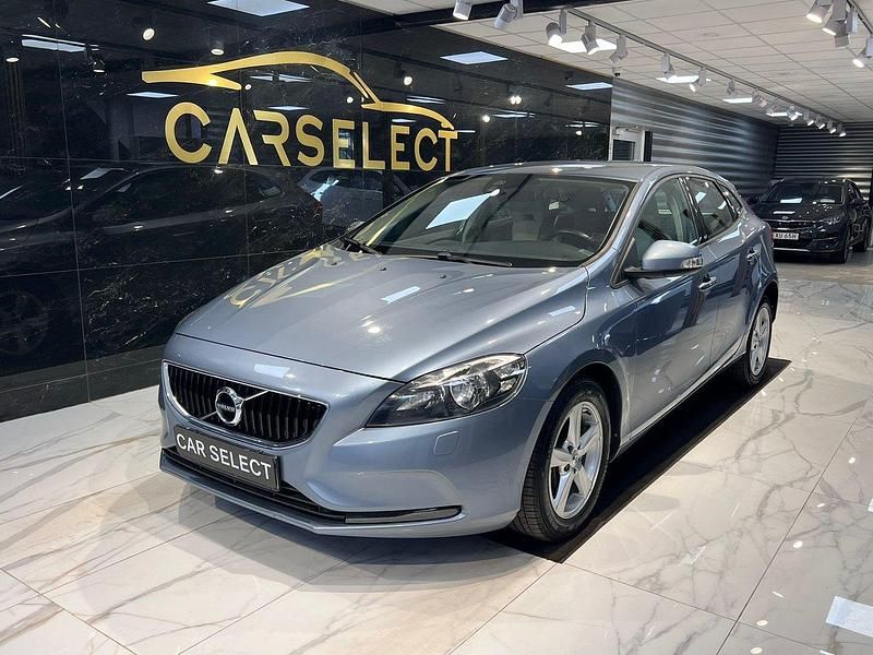 Ljusblå (blå) Begagnad 2017 Volvo V40 Kombi | 149 900 kr (Marknadspris) - Bild 1/4