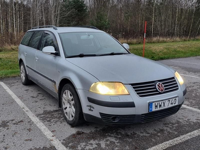 Silver Begagnad 2005 VW Passat Kombi | 12 000 kr (Bra pris) - Bild 1/4
