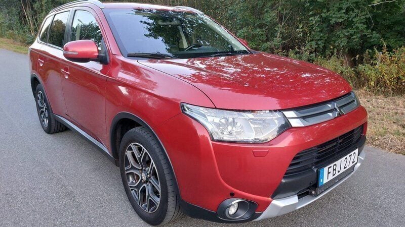 Mörkröd (röd) Begagnad 2015 Mitsubishi Outlander SUV | 99 990 kr (Marknadspris) - Bild 1/4