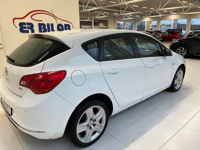 Begagnad Opel Astra 112 HK (82 kW) 2013 Vit Halvkombi