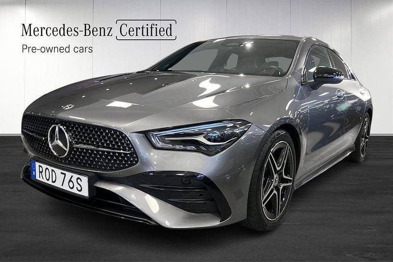 Mörkgrå Begagnad 2024 Mercedes CLA200 AMG line Sportkupé | 389 000 kr (Lite dyr) - Bild 1/4
