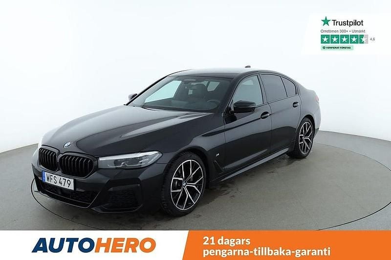 Svart Begagnad 2023 BMW 520 M Sport Sedan | 489 000 kr (Marknadspris) - Bild 1/4