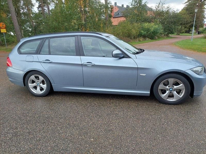 Blå Begagnad 2011 BMW 320 Kombi | 120 000 kr (Lite dyr) - Bild 1/4